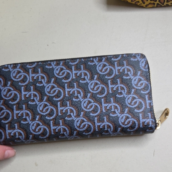 Coach Accordian  Zip Wallet - Picture 9 of 11